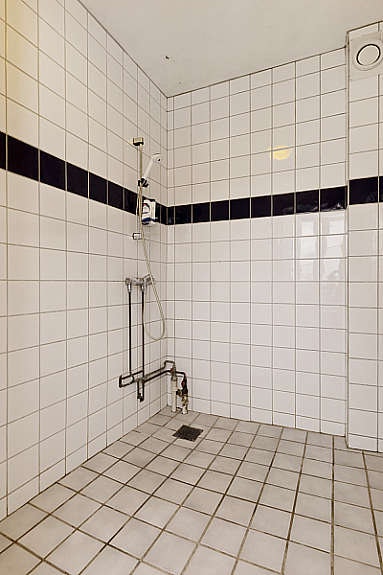 Felles dusj og wc som deles med to andre beboere. Galleribilde