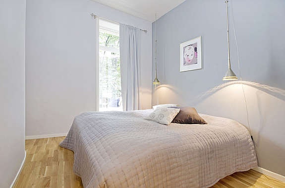 Lyst soverom med utgang til balkong Galleribilde