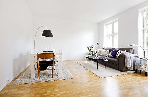 Lys og lekker stue med veldig, veldig behagelig sofa Galleribilde