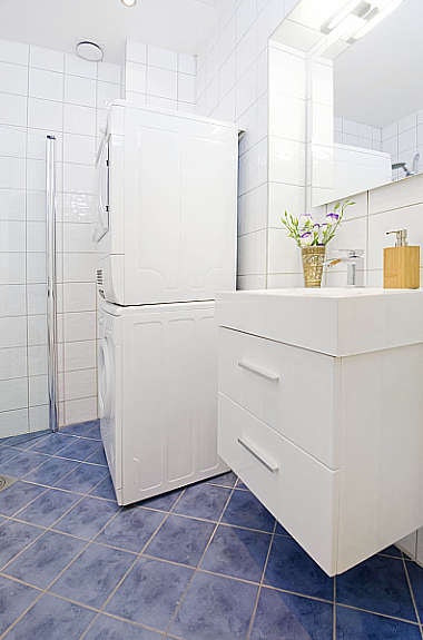 Pent flislagt bad med opplegg for vaskmaskin Galleribilde