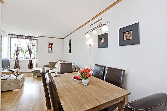 Rom for spisestue rett utenfor kjøkkenet. Galleribilde