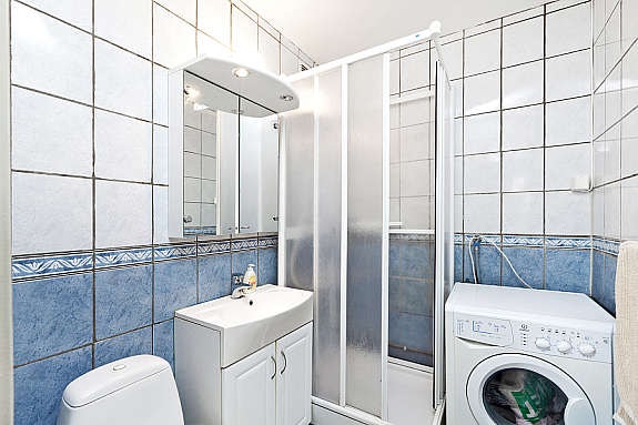 Dusjkabinett, servantskap og wc Galleribilde