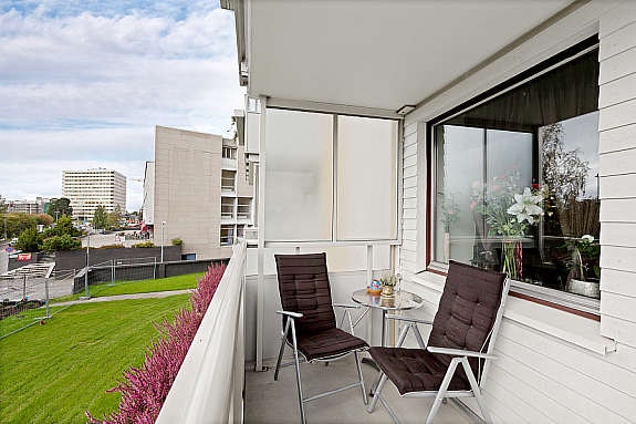 Romslig sørvendt balkong. Galleribilde