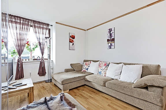 Lyn og koselig stue med sørvendt vindu. Galleribilde