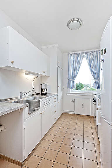 Hvitmalt kjøkkeninnredning. Galleribilde