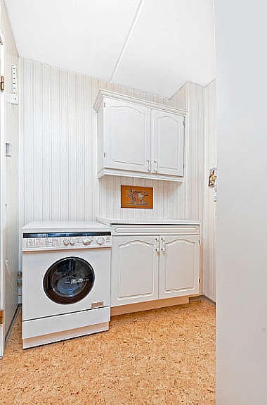 Grovkjøkken med opplegg for vaskemaskin Galleribilde