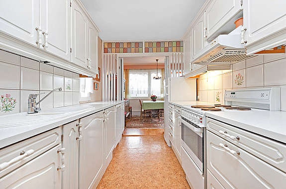 Mye skap- og benkeplass på kjøkkenet Galleribilde