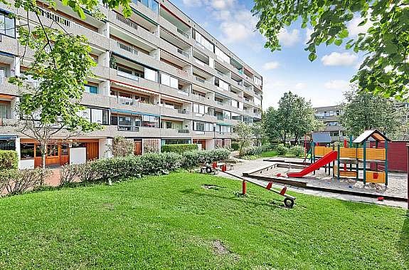 Hyggelige grøntarealer på borettslagets eiendom Galleribilde