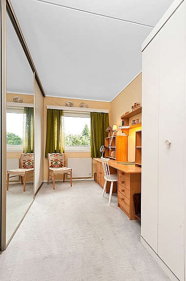 Soverom/kontor med mye garderobeplass Galleribilde