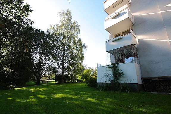 Utgang til stor inngjerdet hage. Galleribilde