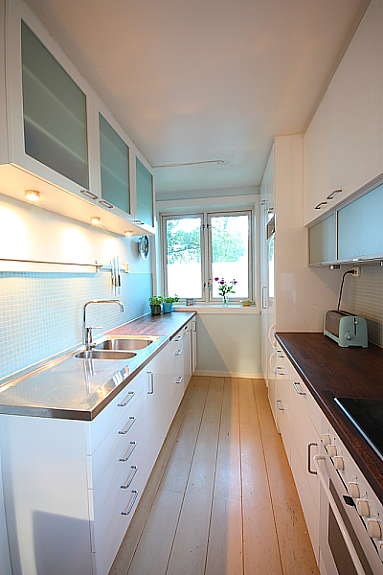 Kjøkken med god lagringsplass. Galleribilde