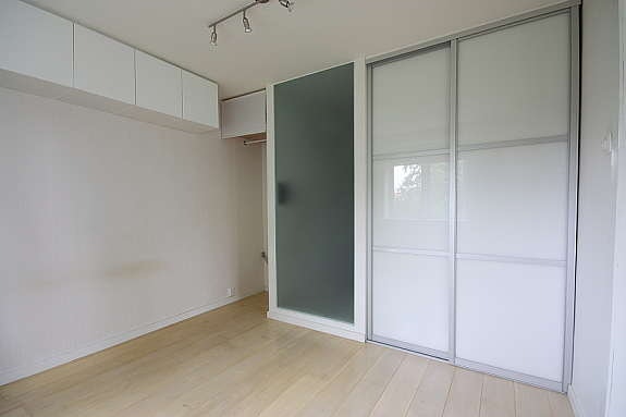 Soverom med skyvedørsgarderobe og skap. Galleribilde