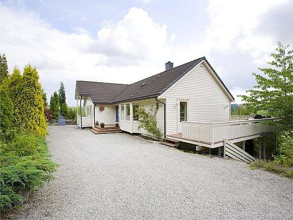 Hus - sett fra veien . Galleribilde