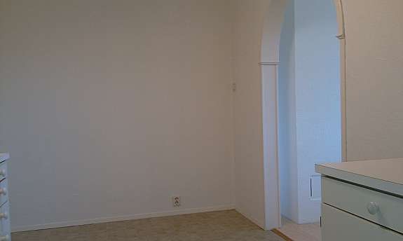 Kjøkken, med plass til stort spisebord. Galleribilde