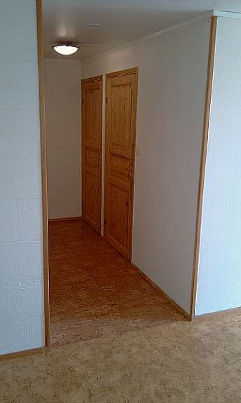 Hall - med dører til 2 soverom. Galleribilde