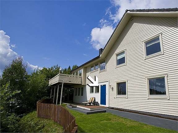 Inngang - blå dør er skiftet til en ny hvit med vindu. Galleribilde