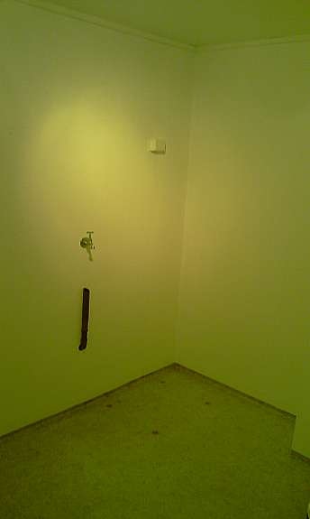 Bad - Plass for vaskemaskin og trøketrommel. (det er hvitt - bildet er feileksponert) Galleribilde