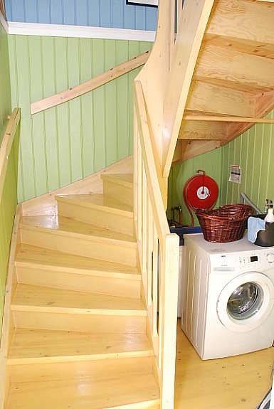 Vaskemaskin og trapp til 2 etg Galleribilde