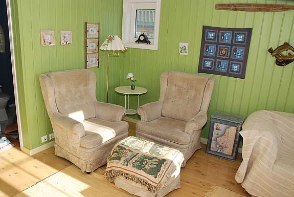 Sittegruppe som har utsikt mot sjøen Galleribilde