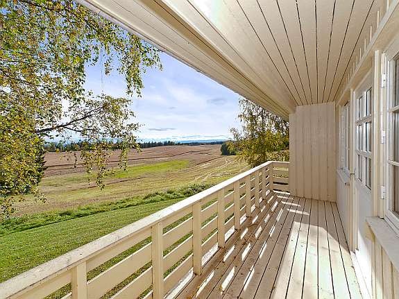 Terrasse med utsikt over jordene Galleribilde