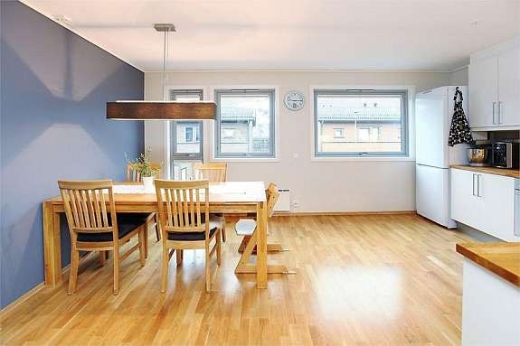 Stort kjøkken m/god skapplass og plass for langbord Galleribilde