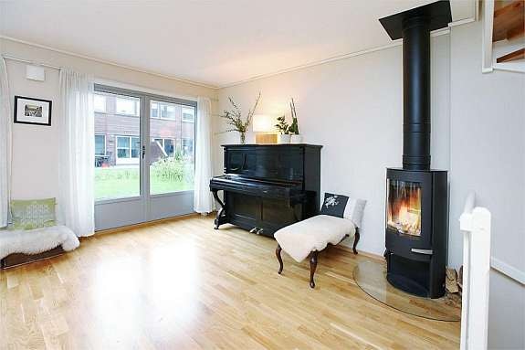 Stue m/vedovn og utg. hage Galleribilde