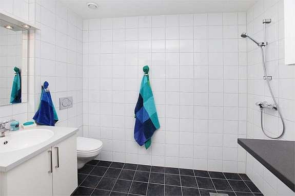 Vaskerom/bad i u. etg. m/fliser, benker og skap. Opplegg for vaskemaskin Galleribilde