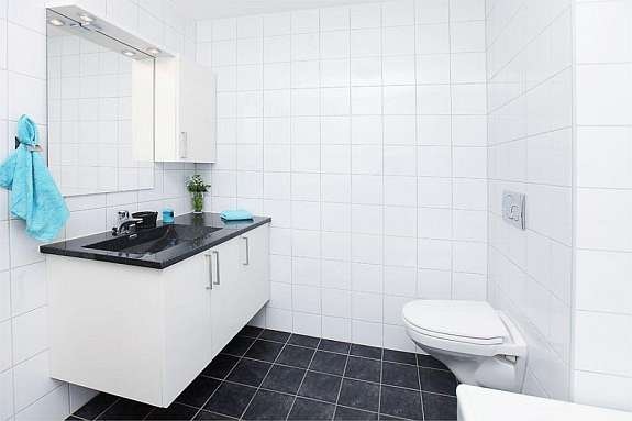 Lekkert, flislagt hovedbad Galleribilde