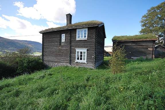Hovedbygningen og stabburet fra sør for tunet. Galleribilde