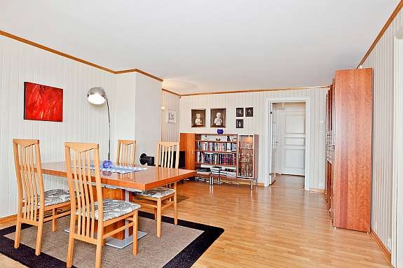 Parkett på gulv og koselig vedovn Galleribilde