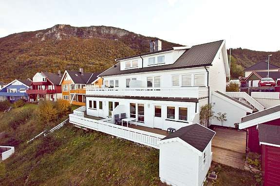 Stille og rolig barnevennlig område. Det er etablert en liten dukkestue på eiendommen. Galleribilde