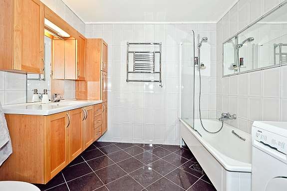 Nytt bad med badekar og opplegg for vaskemaskin Galleribilde