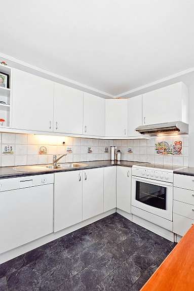 Hvit kjøkken med mye skapplass Galleribilde