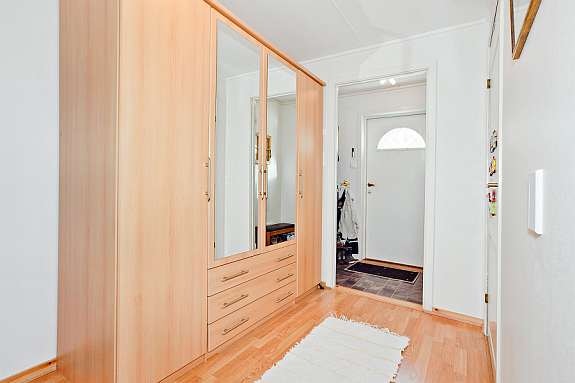 Entre med god plass til garderobeskap Galleribilde