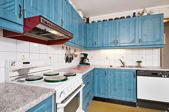 Kjøkkeninnredning med malte profilerte fronter. Normalt god skap og benkeplass. Kermaiske fliser mellom benk og overskap. Nye fronter og dels nye skap i 2006. Galleribilde