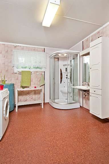 Bad med dusjkabinett, klosett, servant og uttak vaskemaskin. Wc med klosett og servant. Galleribilde