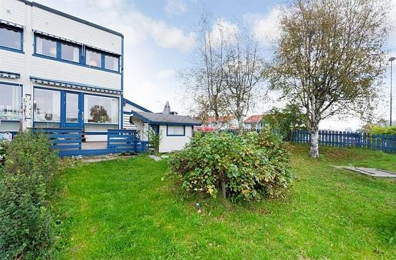 Dukkstue i hagen Galleribilde