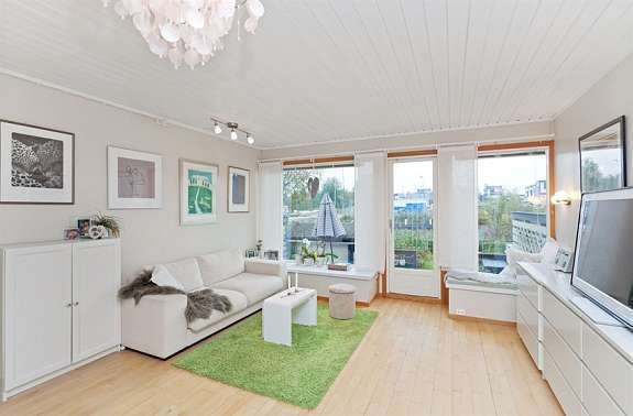 Store vindusflater i stuen Galleribilde