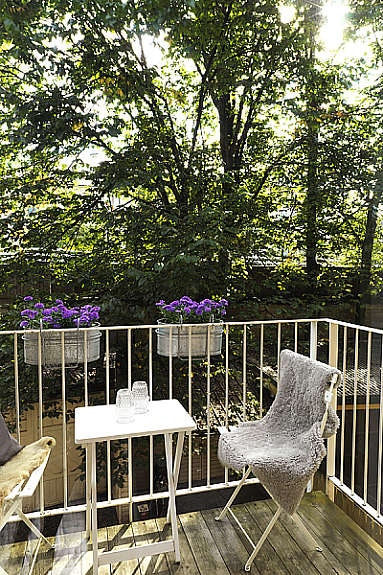 Solrik balkong vendt mot bakgård Galleribilde