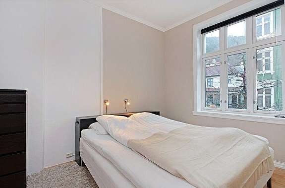 Hovedsoverommet er malt i duse farger Galleribilde