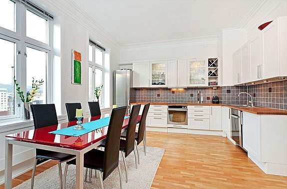 Romslig kjøkken med godt lysinnslipp og god plass til stort spisebord Galleribilde