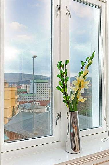 Fra kjøkkenet har man denne utsikten mot byen/Vågen Galleribilde