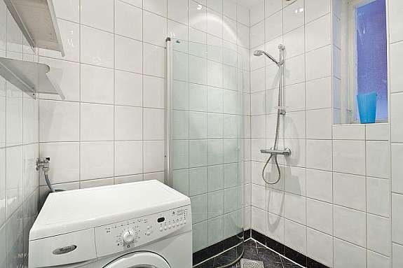 Innfellbare dusjvegger og opplegg for vaskemaskin Galleribilde