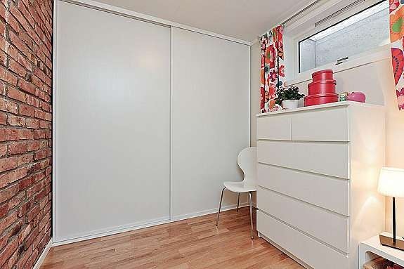 Mye lagringsplass i skyvedørsgarderoben. Galleribilde