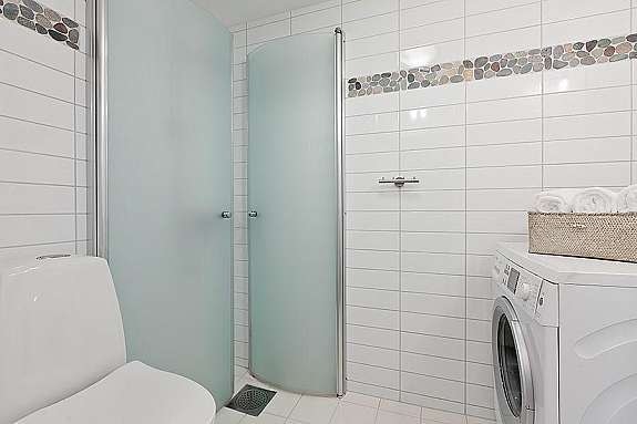 Bad/wc/vaskerom i 1.etasje. Pusset opp i 2006. Galleribilde