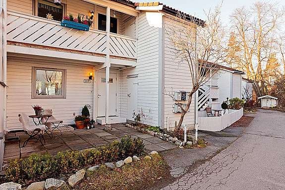 Inngangspartiet med romslig bod på ca 5 kvm. Her er det morgensol! Galleribilde