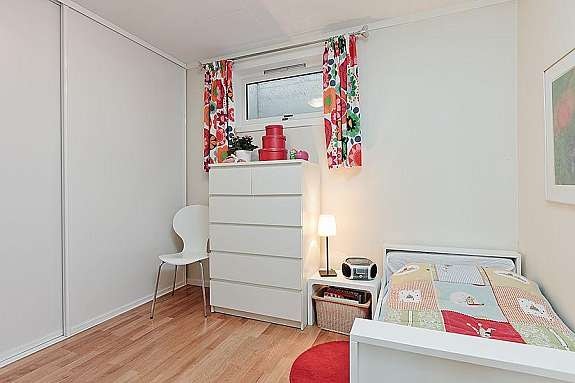 Innredet garderobe med kjellervindu. Galleribilde