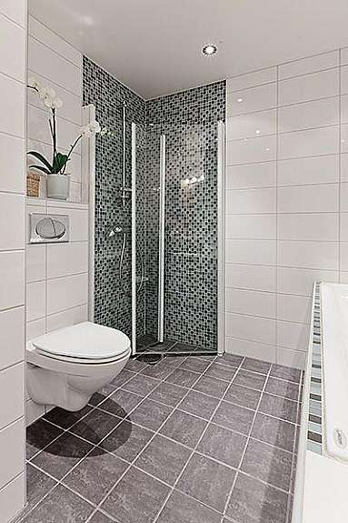 Delikate, innsvingbare dusjdører. Vegghengt toalett. Galleribilde