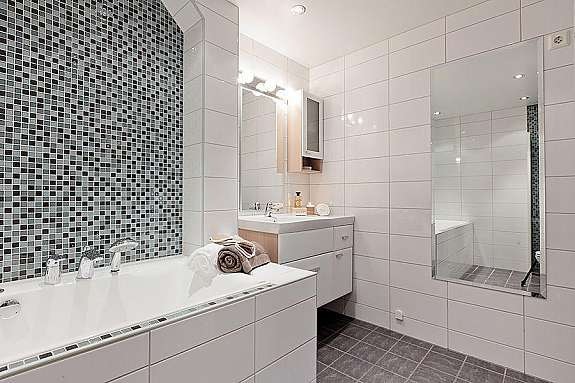 Badet har bl.a gulvvarme, boblekar, dusjhjørne og downlights i tak. Galleribilde