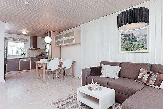 Det er åpen kjøkkenløsning mot stuen. Arealeffektivt! Galleribilde